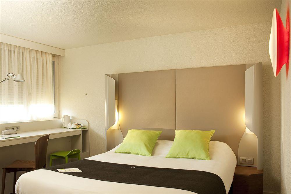 Campanile Hotel Ош Стая снимка