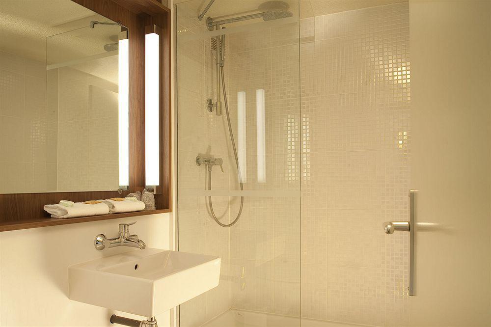 Campanile Hotel Ош Стая снимка