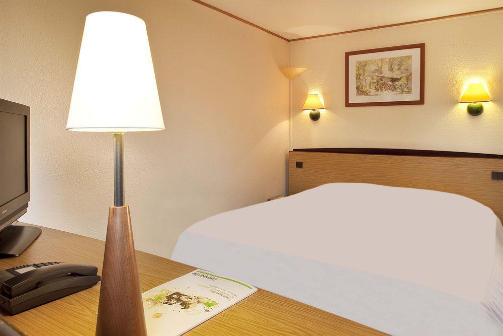 Campanile Hotel Ош Стая снимка